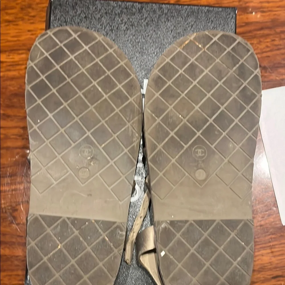Chanel Women's Cream Sandals - Picture 3 of 8